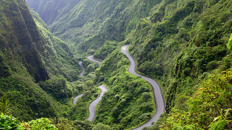 蜿蜒曲折的盘山公路远景图片