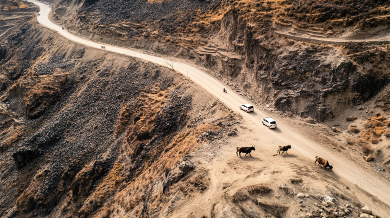 蜿蜒曲折的盘山公路远景图片