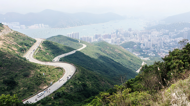 蜿蜒曲折的盘山公路远景图片