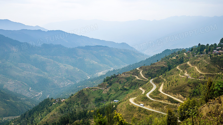 蜿蜒曲折的盘山公路远景图片