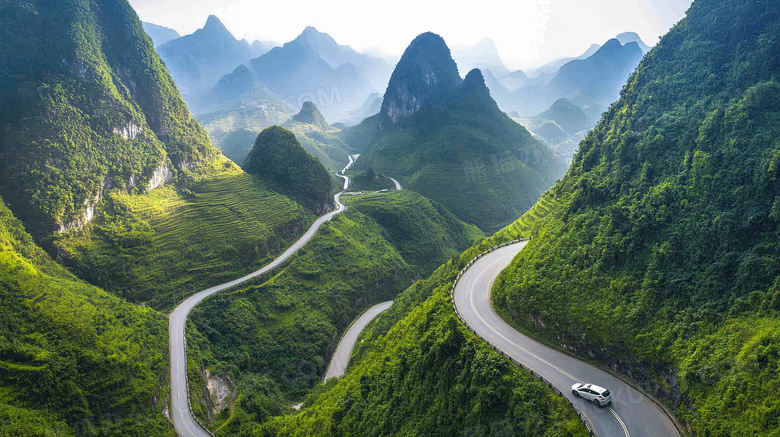 蜿蜒曲折的盘山公路远景图片