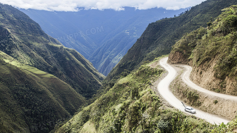 蜿蜒曲折的盘山公路远景图片