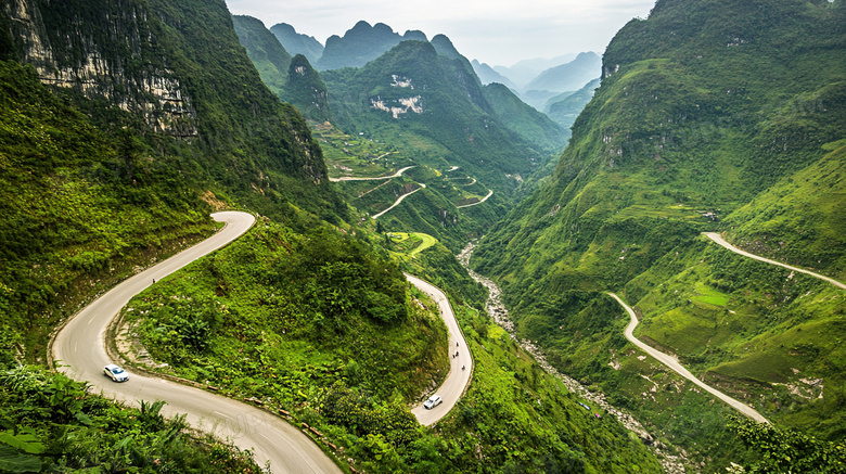 蜿蜒曲折的盘山公路远景图片