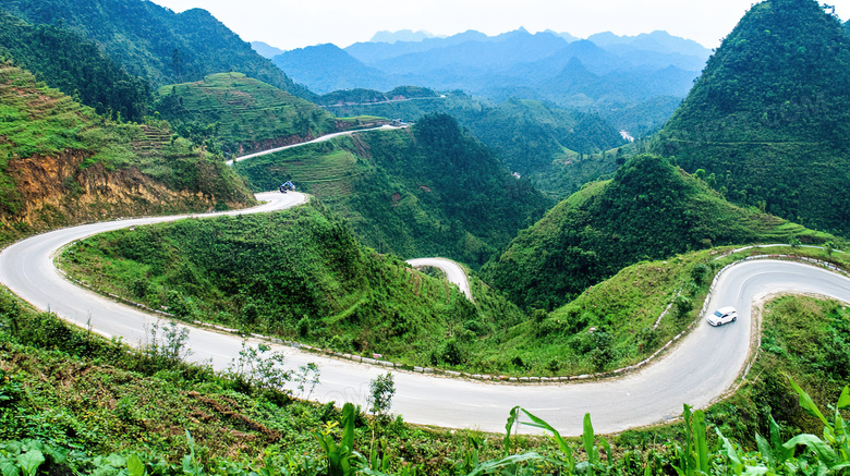 蜿蜒曲折的盘山公路远景图片