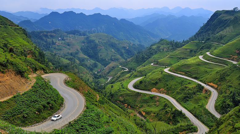 蜿蜒曲折的盘山公路远景图片