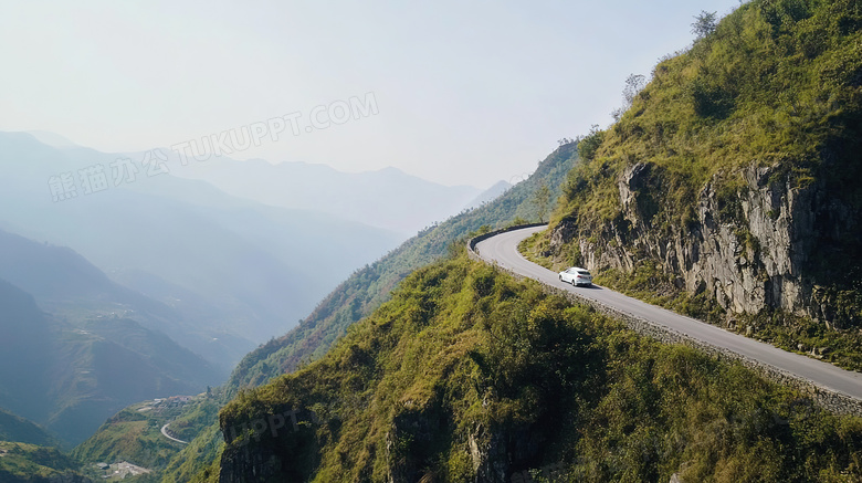 蜿蜒曲折的盘山公路远景图片