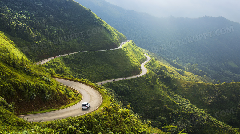 蜿蜒曲折的盘山公路远景图片