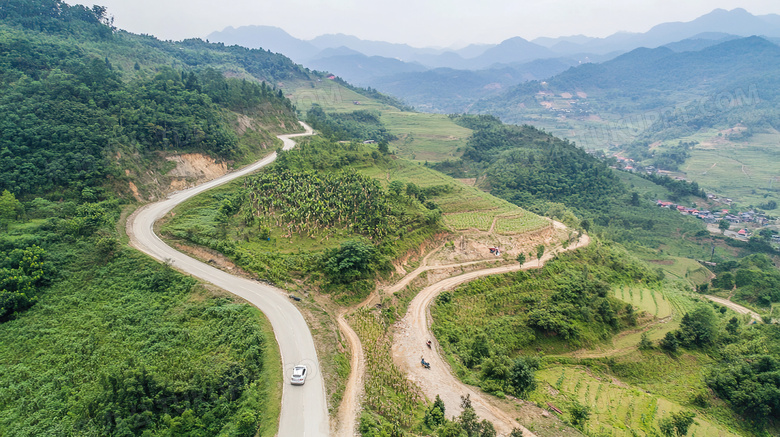 蜿蜒曲折的盘山公路远景图片