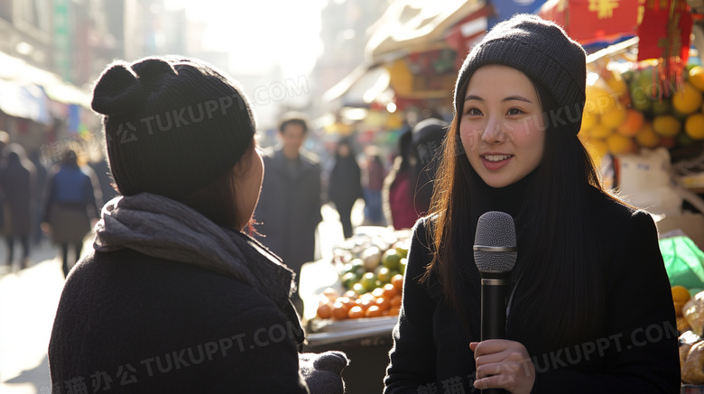 记者街头采访访谈访问女人图片