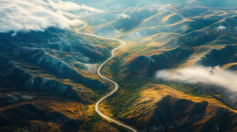 蜿蜒曲折的盘山公路图片