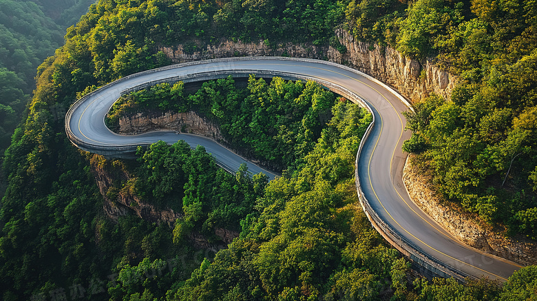 蜿蜒曲折的盘山公路图片