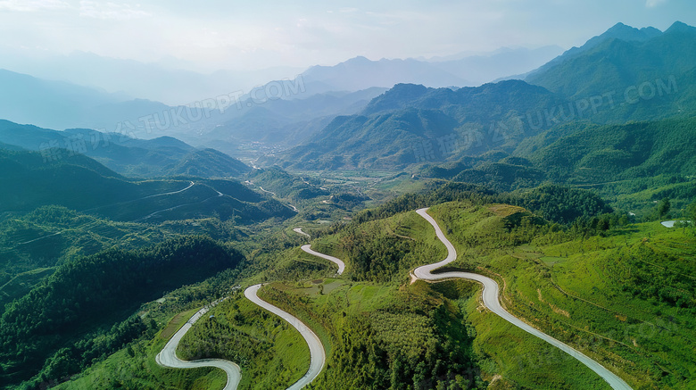 蜿蜒曲折的盘山公路图片