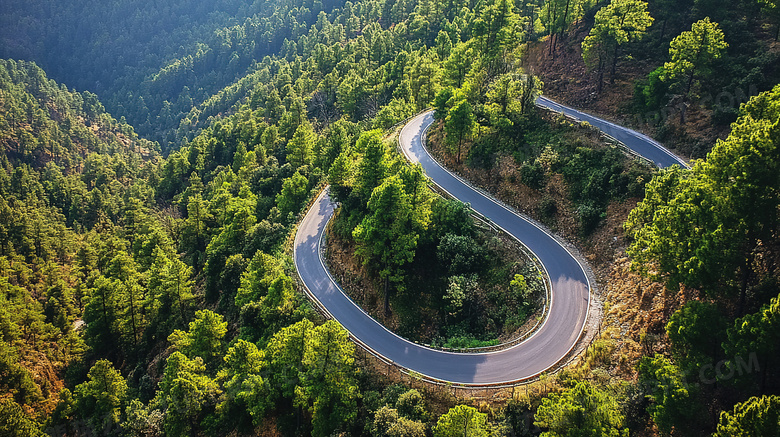 蜿蜒曲折的盘山公路图片