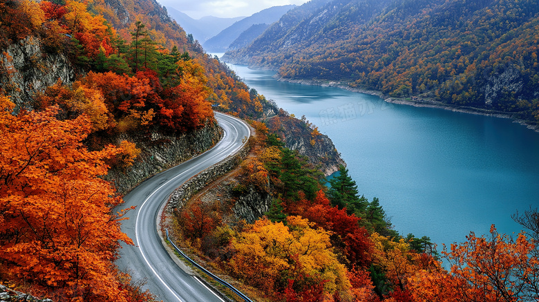 蜿蜒曲折的盘山公路图片