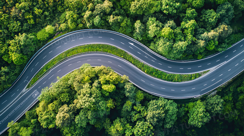 盘山公路鸟瞰视角图片