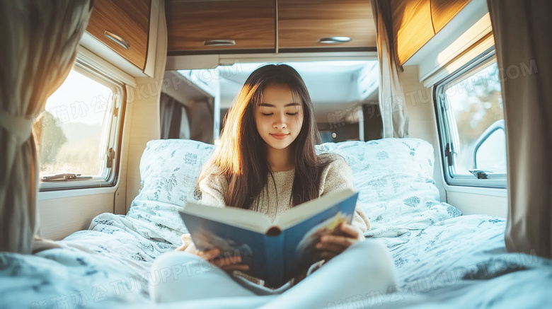 一位女子正在房车里面看书图片