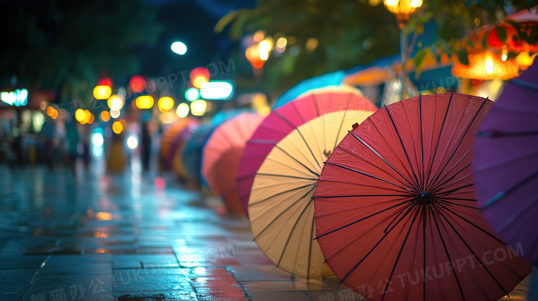 夜市出售的彩色油纸伞雨伞图片