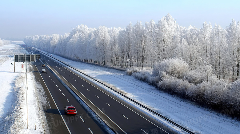 冬天冬季积雪结冰的道路图片