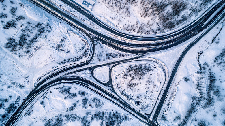 冬天冬季积雪结冰的道路图片