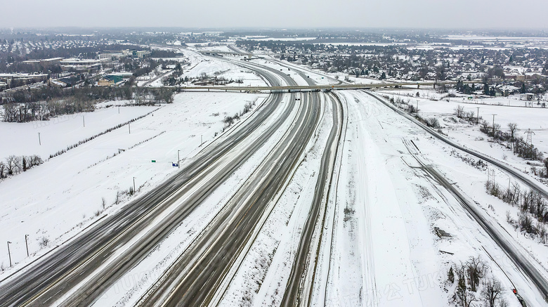 冬天冬季积雪结冰的道路图片