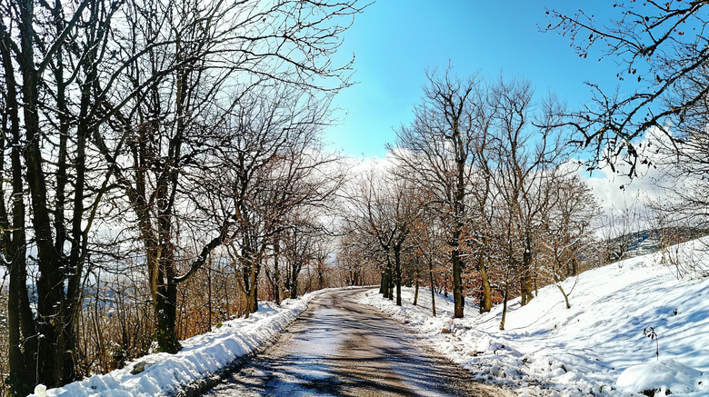 冬天冬季积雪结冰的道路图片