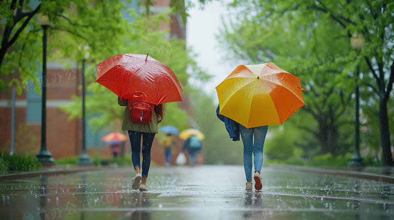 雨天路人的雨伞图片