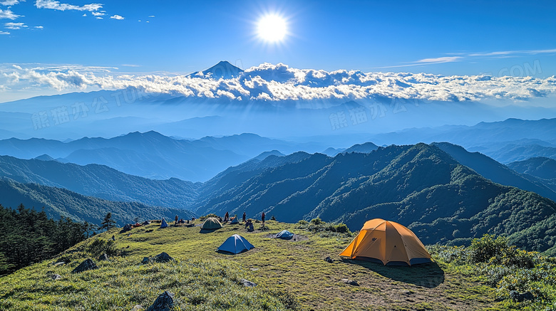 带着帐篷在山顶上露营图片