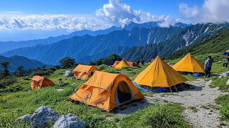 带着帐篷在山顶上露营图片