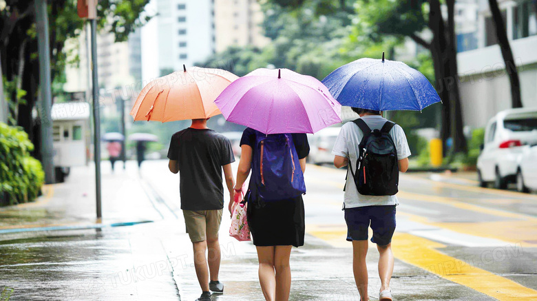 在雨天的街道打伞撑伞图片