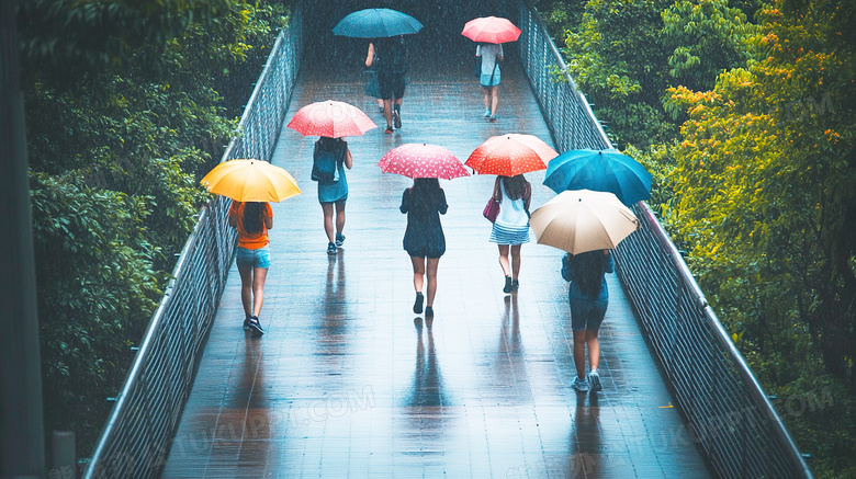 在雨天的街道打伞撑伞图片