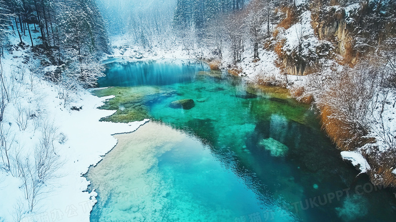 冬季雪景小湖海子碧绿湖面风光图片