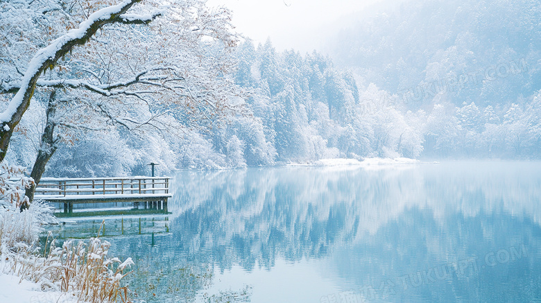 冬季雪景小湖海子碧绿湖面风光图片