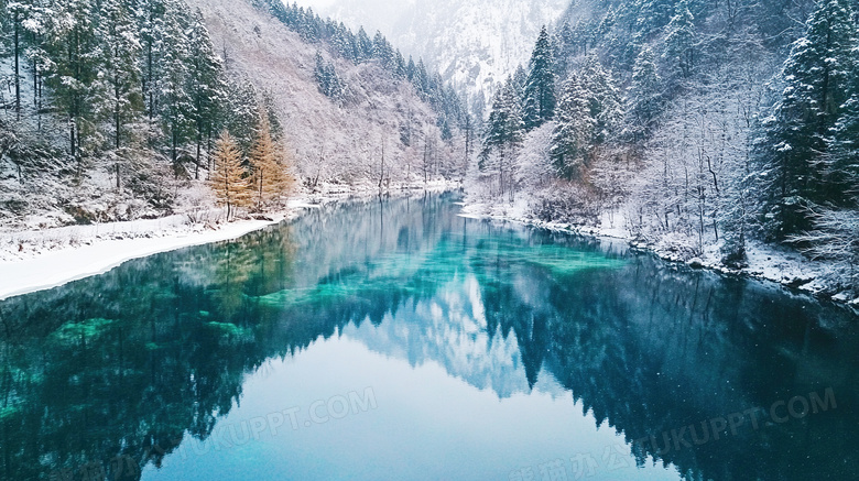 冬季雪景小湖碧绿湖面风光图片