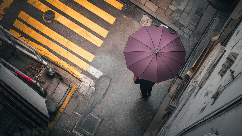 户外街头撑着雨伞的人物图片