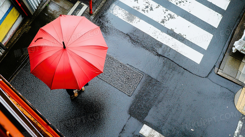 户外街头撑着雨伞的人物图片