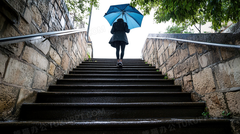 楼梯街道一个人撑着雨伞图片