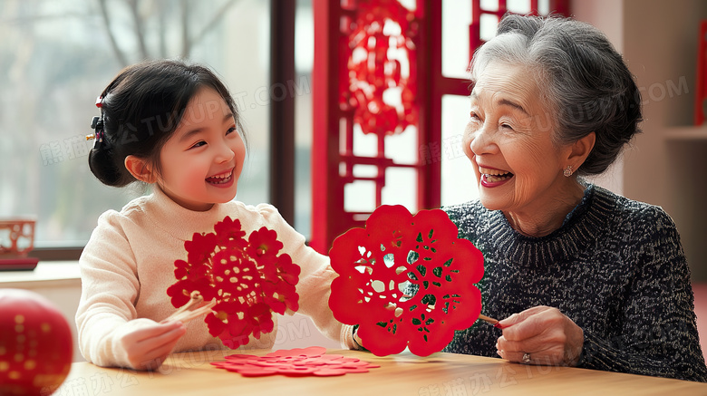 小女孩和老奶奶拿着新年剪纸图片