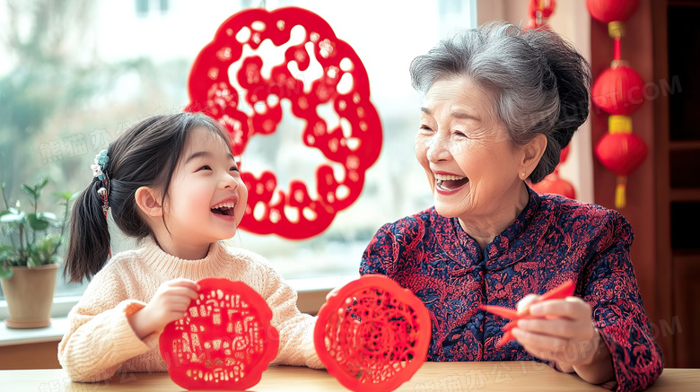 小女孩和老奶奶拿着新年剪纸图片