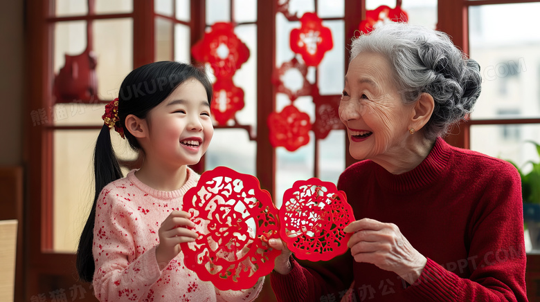 小女孩和老奶奶拿着新年剪纸图片