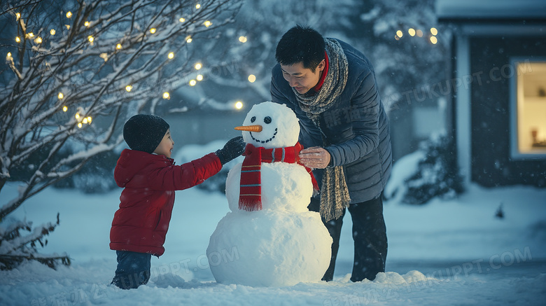 户外大人和小孩在堆雪人治愈系图片