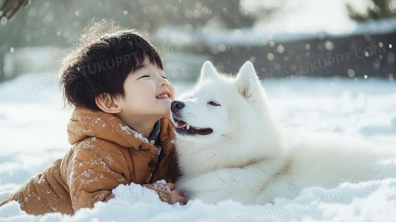 一个小孩正在和一只狗狗在雪地打滚玩耍图片