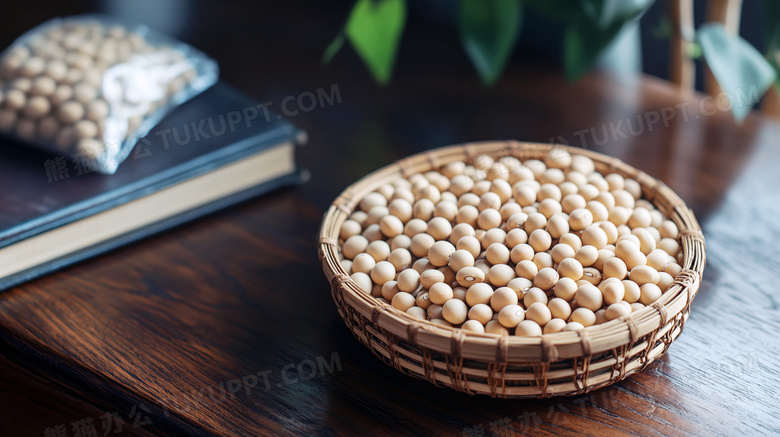 桌上摆放的食物食材大豆黄豆图片