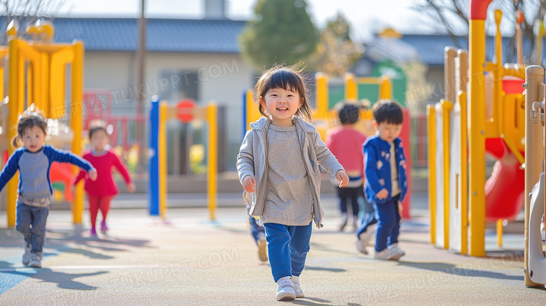 幼儿园里快乐玩耍的孩子图片