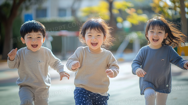 幼儿园里快乐玩耍的孩子图片