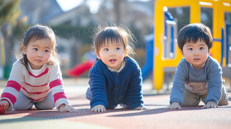 幼儿园里快乐玩耍的孩子图片