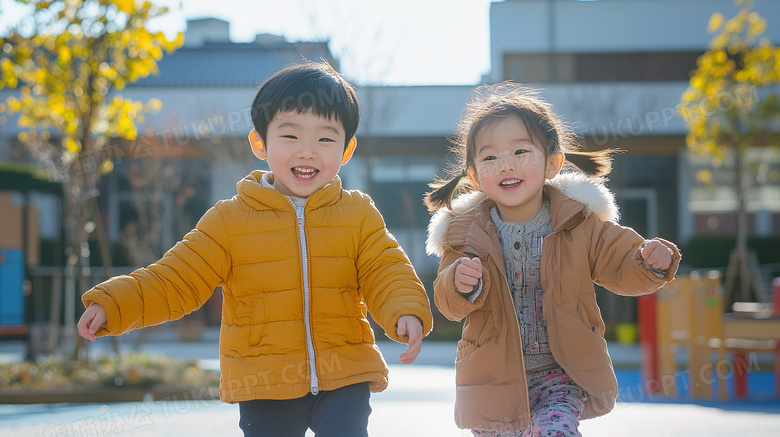 幼儿园里快乐玩耍的孩子图片