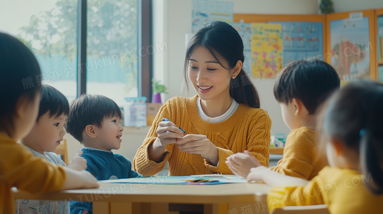 幼儿园老师在给孩子上课图片