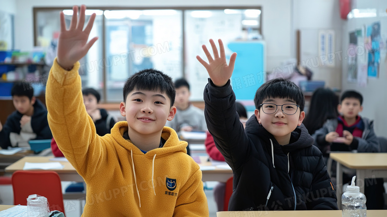 课堂上举手回答问题的学生图片