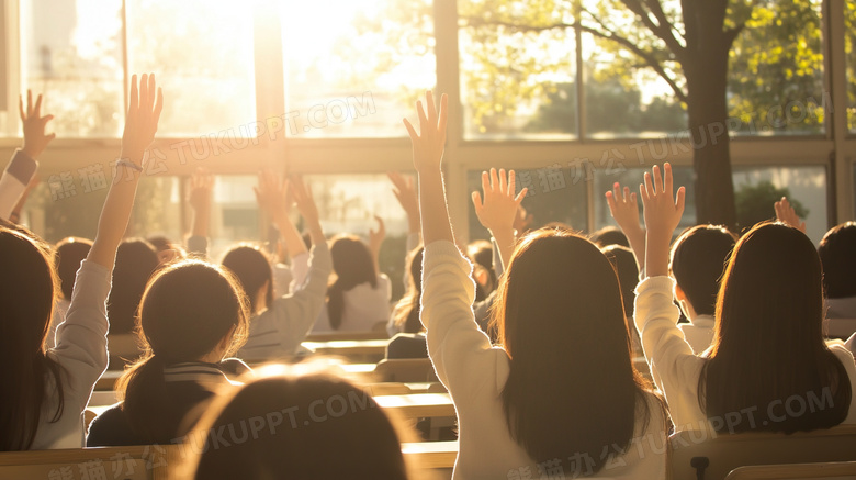 学生背影上课举手示意回答图片