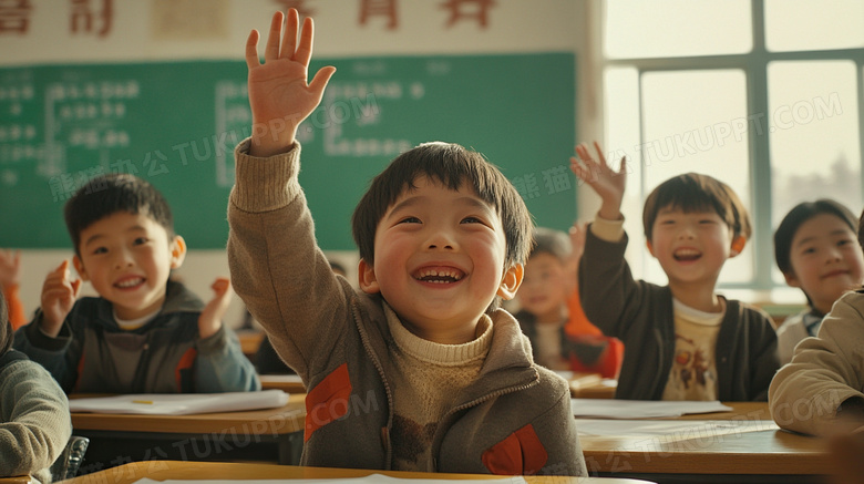 小学生上课举手示意回答图片